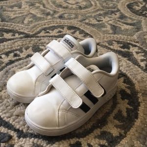 Boys Baseline Adidas sneakers